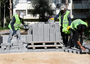 Kuşadası’nda yol yapım çalışmaları Kirazlı yolu ile sürüyor