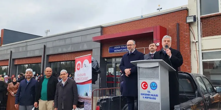 Umreciler kutsal beldelere dualarla yolcu edildi