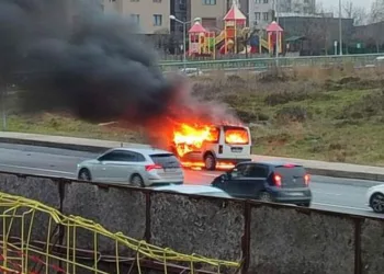 Seyir halindeki ticari araç alev topuna döndü