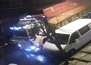 İstanbul’da kamyon 10 araca çarpıp direği devrildi