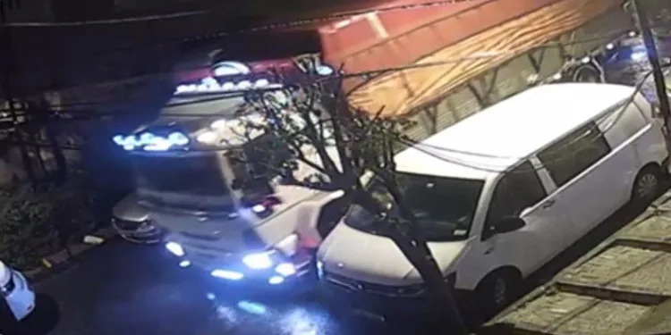 İstanbul’da kamyon 10 araca çarpıp direği devrildi