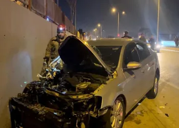 Kamyonete çarpıp savrulan otomobil duvara çarparak durabildi