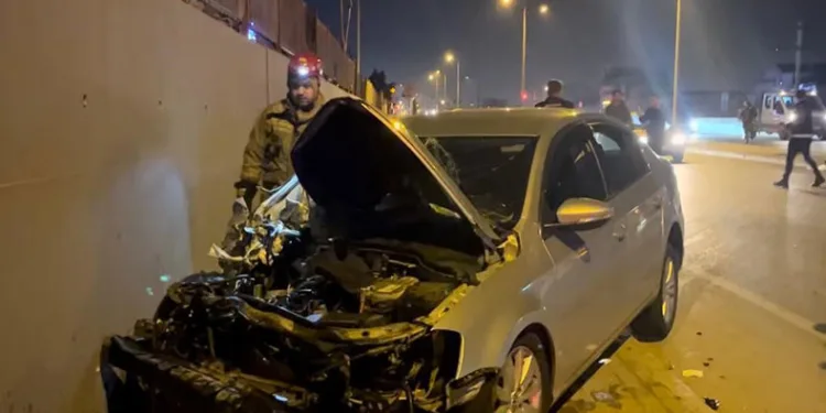 Kamyonete çarpıp savrulan otomobil duvara çarparak durabildi