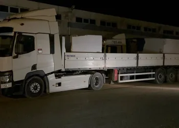 Polisi görünce tırı bırakıp kaçtı