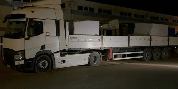 Polisi görünce tırı bırakıp kaçtı