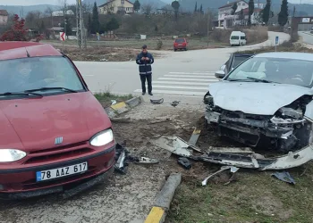 Araçta sıkışan sürücüyü itfaiye ekipleri kurtardı