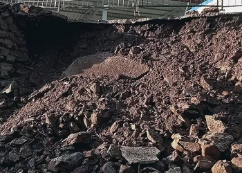 Milas’ta dolu yağışı yolları kapattı