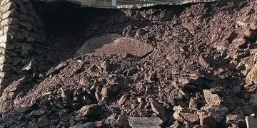 Milas’ta dolu yağışı yolları kapattı