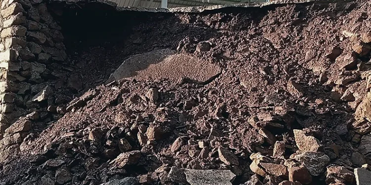 Milas’ta dolu yağışı yolları kapattı
