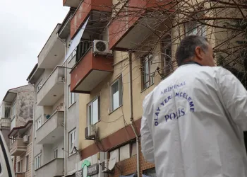 Evinin balkonunda silahla vurulmuş halde ölü bulundu