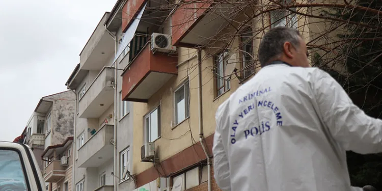 Evinin balkonunda silahla vurulmuş halde ölü bulundu