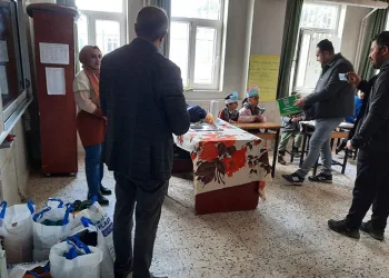 Lise öğrencilerinden köy okulu öğrencilerine yardım