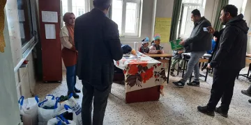 Lise öğrencilerinden köy okulu öğrencilerine yardım