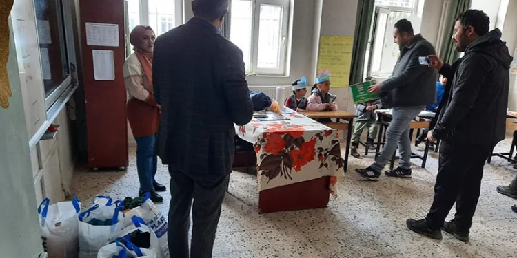 Lise öğrencilerinden köy okulu öğrencilerine yardım