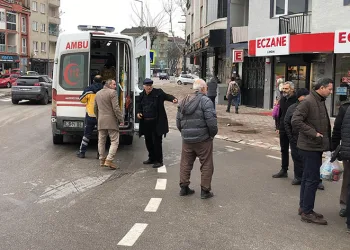 Yaya geçidinden karşıya geçen kadına otomobil çarptı