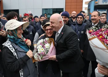 Personeller Başkan Bıyık’ı çiçeklerle karşıladı