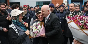 Personeller Başkan Bıyık’ı çiçeklerle karşıladı
