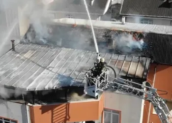 Çıkan yangın mahalleliyi sokağa döktü
