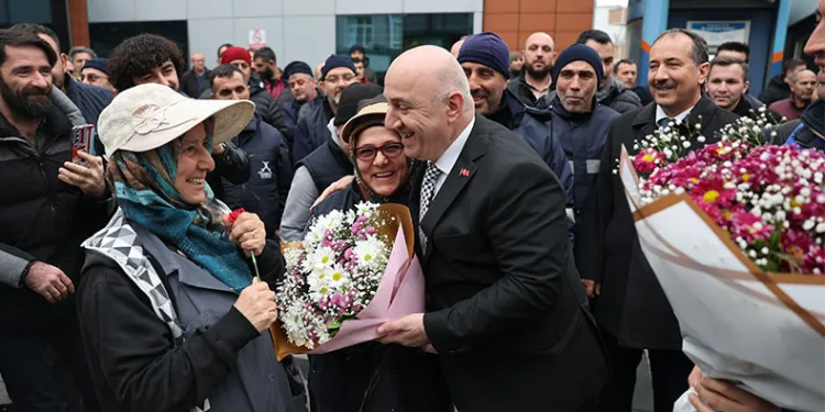Personeller Başkan Bıyık’ı çiçeklerle karşıladı