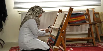 Yeşilyurt’ta geleneksel halı dokumacılığı yaşatılıyor