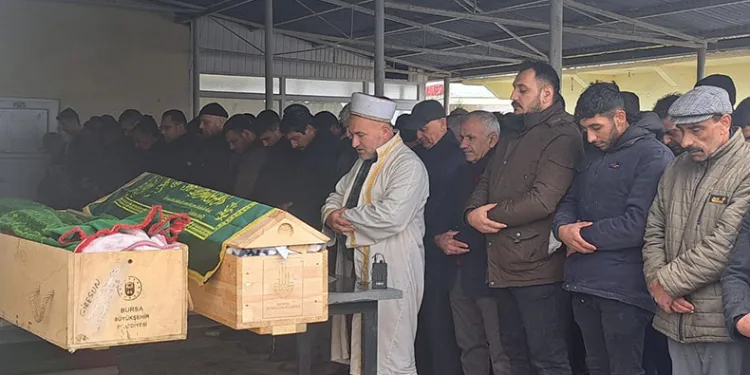 Zehirlenen iki balıkçı son yolculuğuna uğurlandı