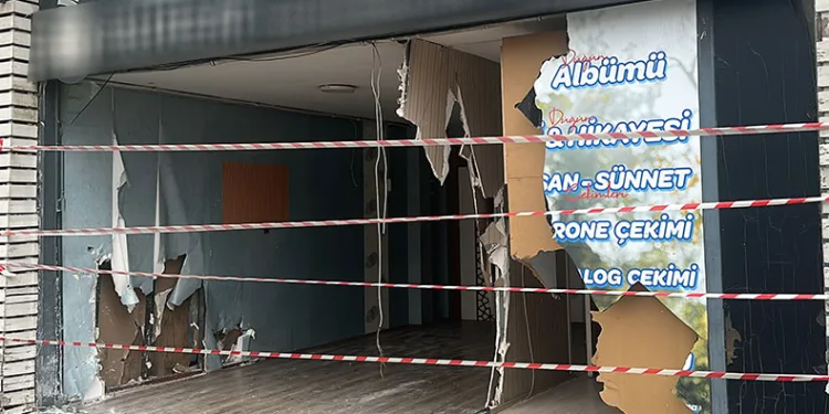 Bursa’da kontrolden çıkan otomobil dükkana girdi