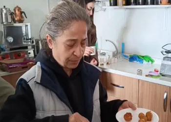 Depremzede anne, umudunu kafede yaşatıyor