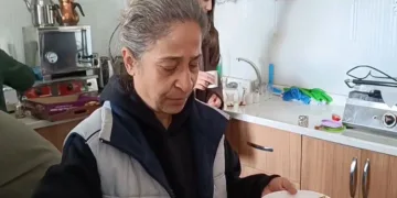 Depremzede anne, umudunu kafede yaşatıyor