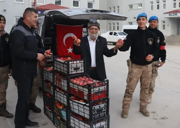‘Elmacı Dede’ Hakkari’de