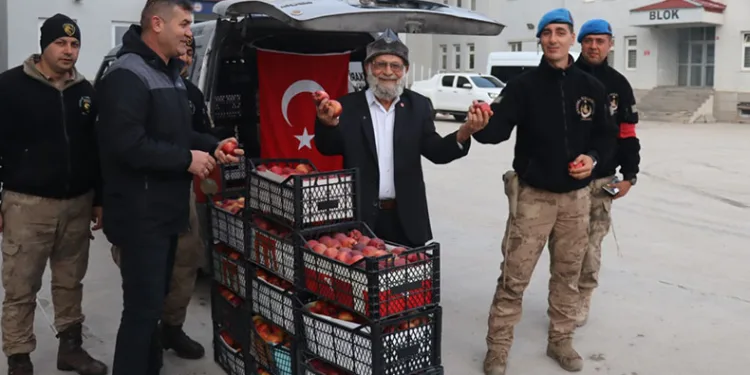 ‘Elmacı Dede’ Hakkari’de