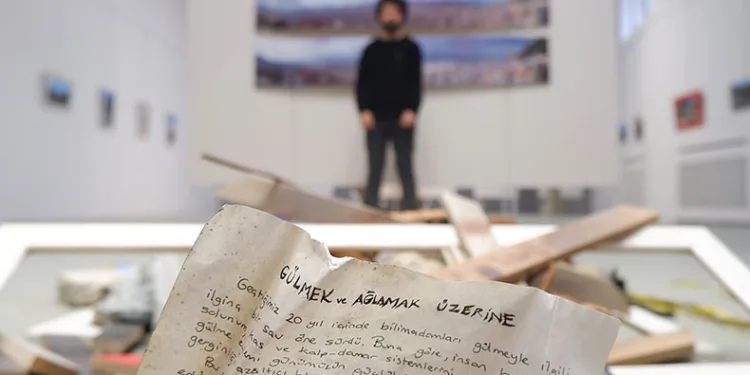 Fotoğraflarla depremin acı yüzünü anlattı