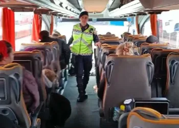 İzmir jandarmasından yolculara emniyet kemeri bilgilendirmesi