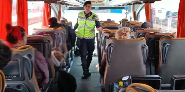 İzmir jandarmasından yolculara emniyet kemeri bilgilendirmesi