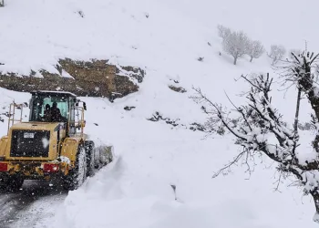 Yollar kar nedeniyle ulaşıma kapandı