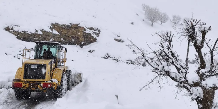 Yollar kar nedeniyle ulaşıma kapandı