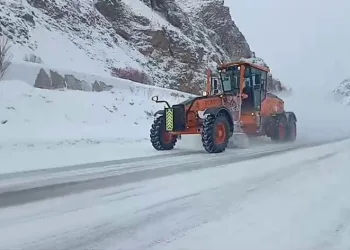 Kar temizliği ve tuzlama çalışması yapılıyor