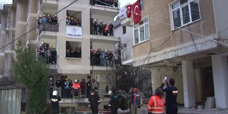 Arama kurtarma ekipleri tarafından nefes kesen tatbikat