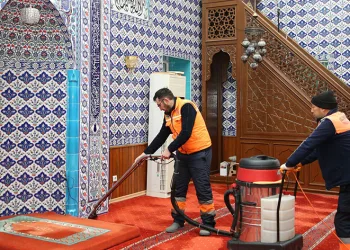 Gölbaşı’ndaki camiler gül suyuyla yıkandı