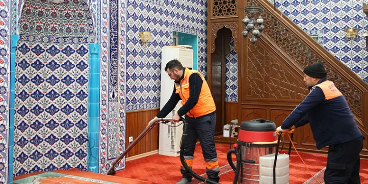 Gölbaşı’ndaki camiler gül suyuyla yıkandı