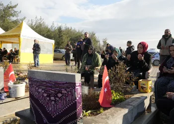 Gaziantep’te deprem mezarlığında duygusal anlar
