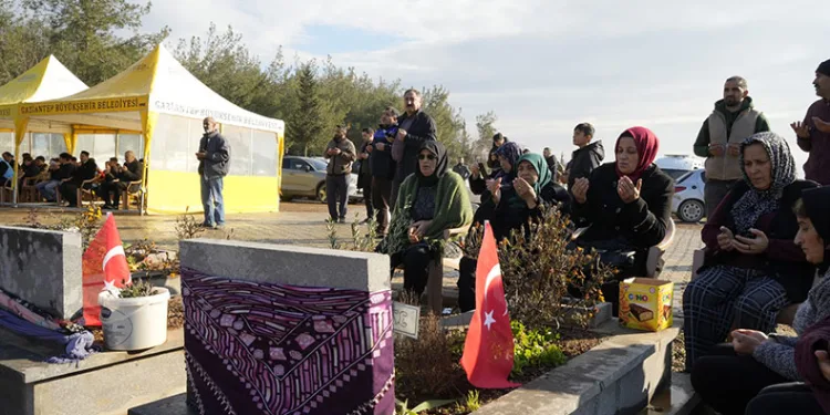 Gaziantep’te deprem mezarlığında duygusal anlar