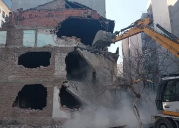 Osmangazi’de 3 katlı metruk bina yıkıldı