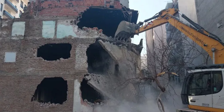 Osmangazi’de 3 katlı metruk bina yıkıldı