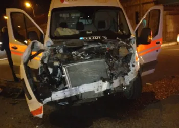Ambulans ile işçi taşıyan minibüs çarpıştı