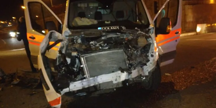 Ambulans ile işçi taşıyan minibüs çarpıştı