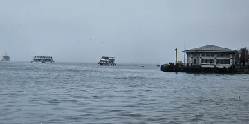 Yoğun sis nedeniyle gemi trafiği askıya alındı
