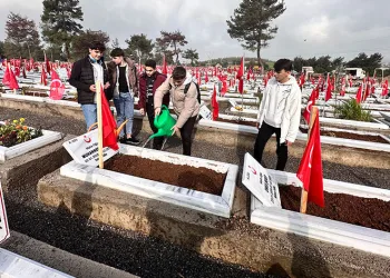 Depremin yıldönümünde mezarlıklar doldu taştı