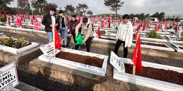 Depremin yıldönümünde mezarlıklar doldu taştı