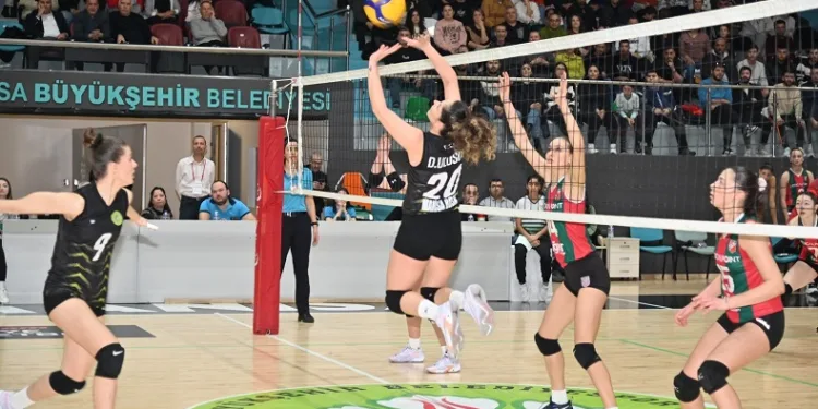 Manisa BBSK Sultanları şampiyon ünvanıyla Play-Off’lara gidiyor