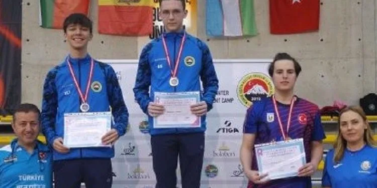 Asım Emre Şahin, masa tenisi şampiyonasında üçüncü oldu